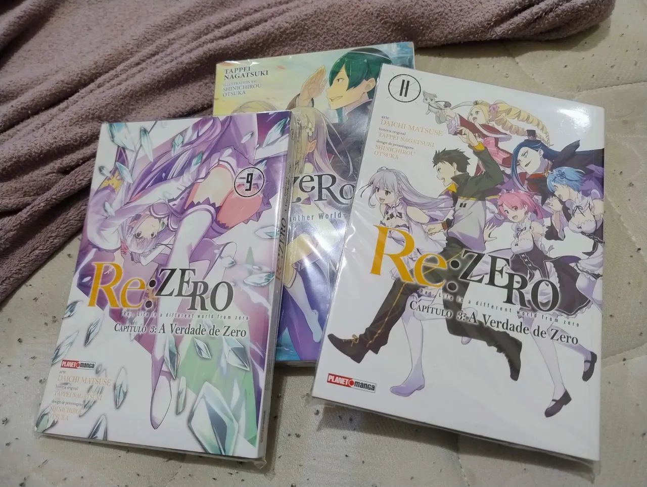 Desapego Re:Zero!!! 2 mangás e 1 livro em inglês! Vendo separado também!