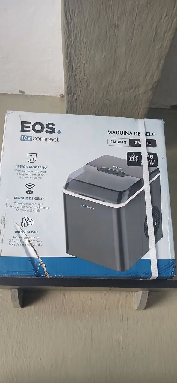 Maquina de gelo eos nova lacrada