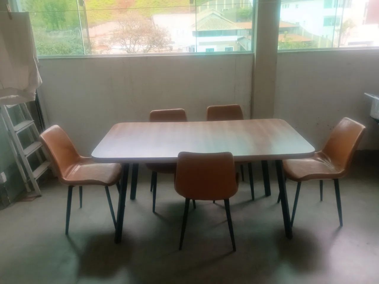 Mesa 6 cadeiras Nova mês de uso 
