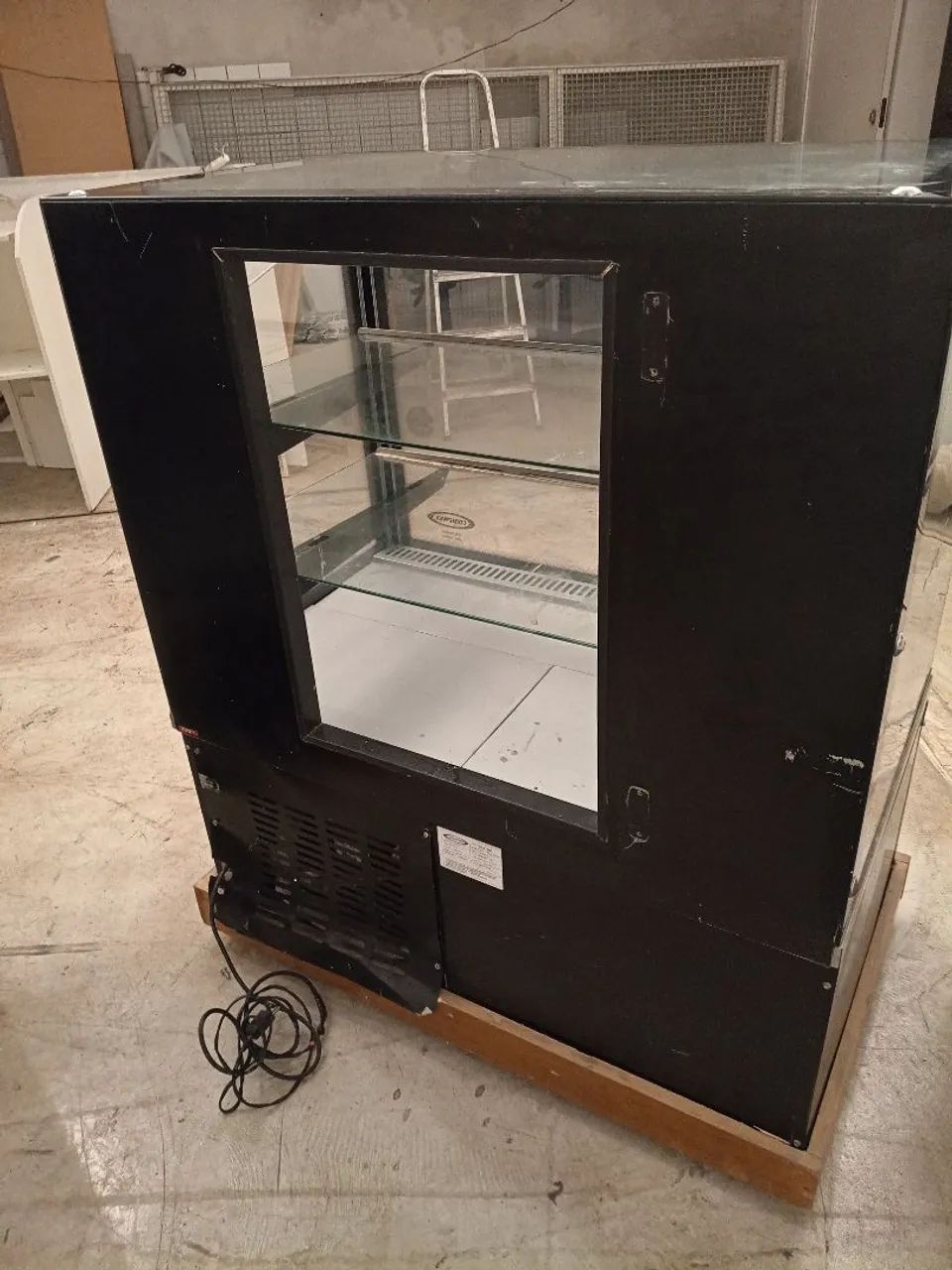 Freezer vertical em ótimo estado funcionando perfeitamente semi novo 