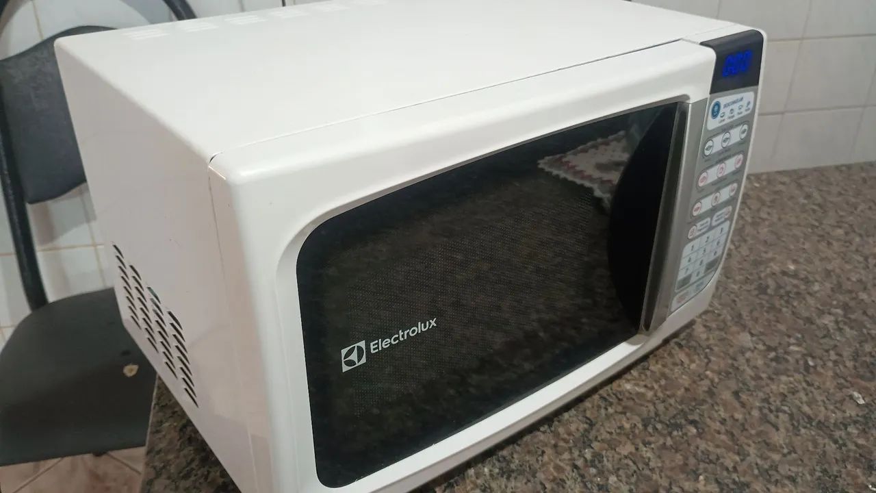 Vende-se um microondas Eletrolux 20 litros  - Foto 4