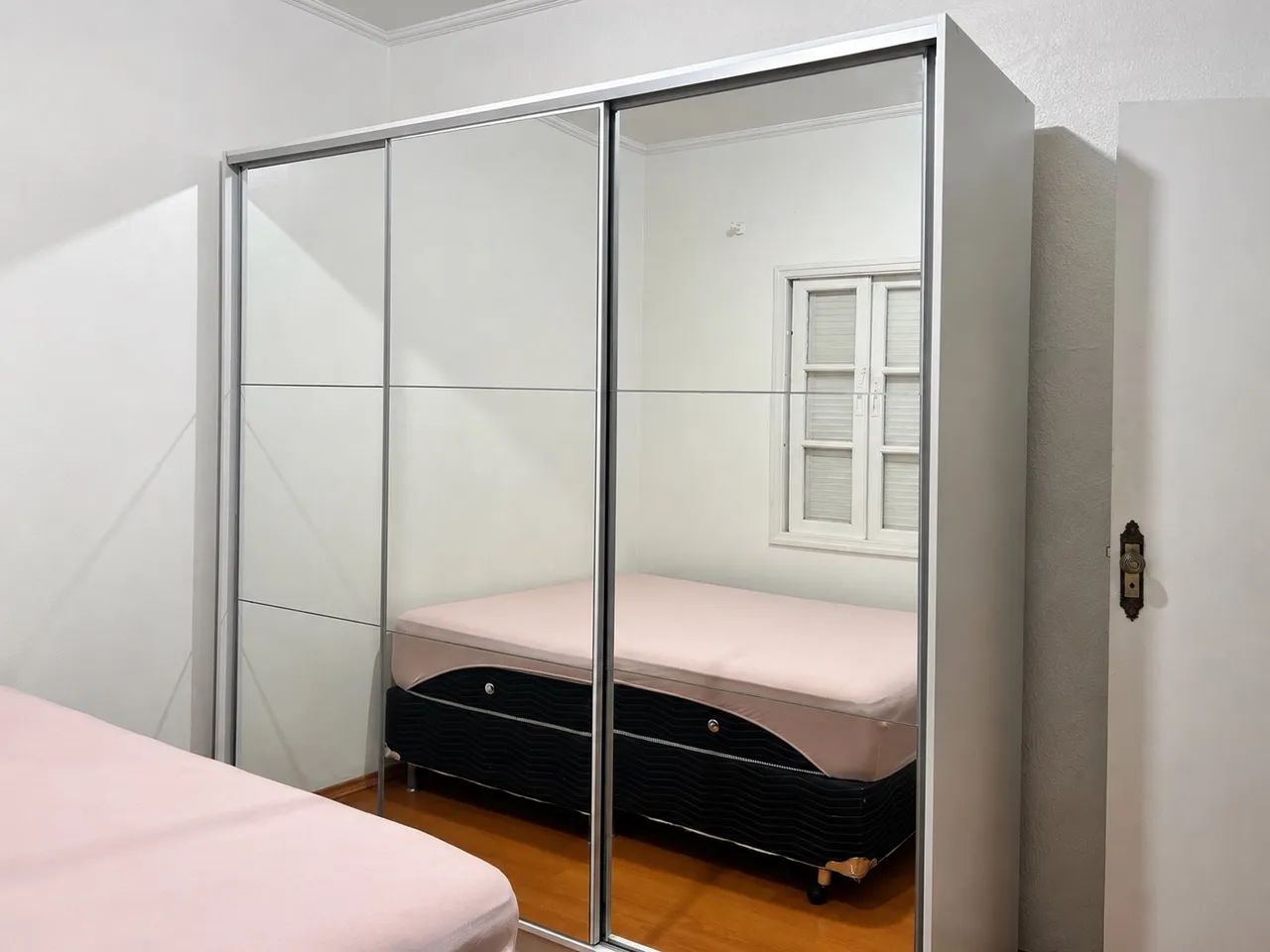 Guarda-roupa branco com espelho - Foto 4