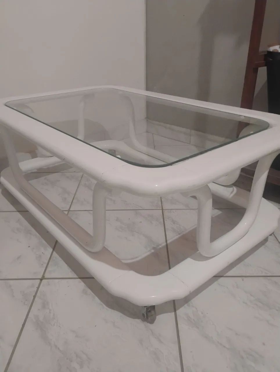 Mesa de centro com rodinhas. De madeira e vidro. - Foto 3