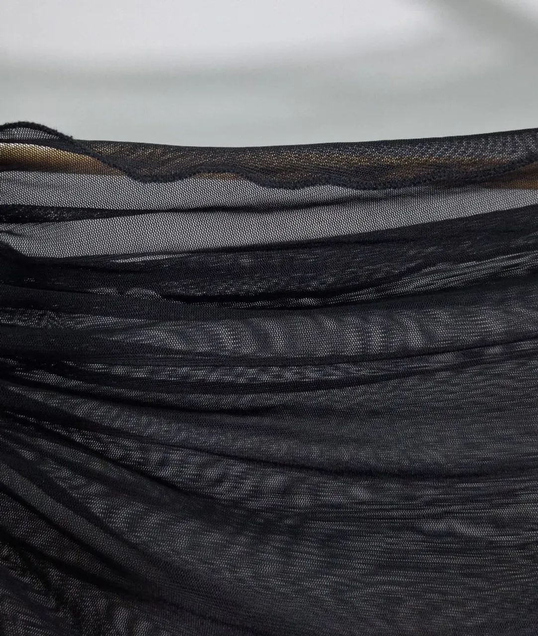 Blusa Tule Transparência Preta Drapeada Manga Longa Asimétrica - Foto 4