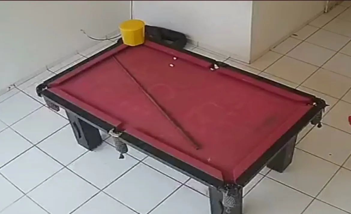 Mesa de sinuca nova com quadro para guardar os tacos