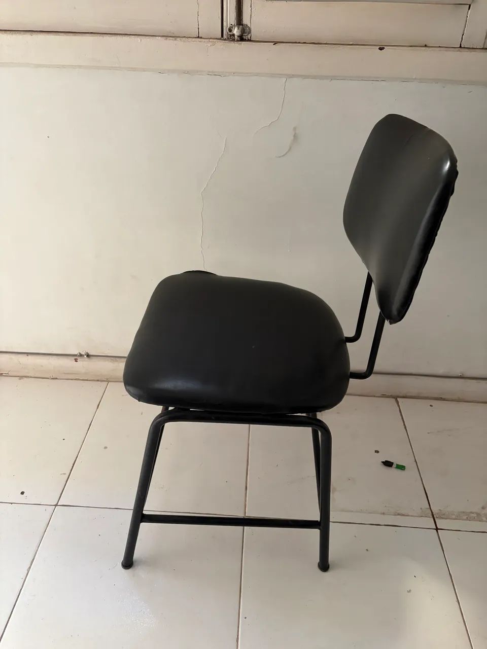 Cadeira preta de couro - Foto 2