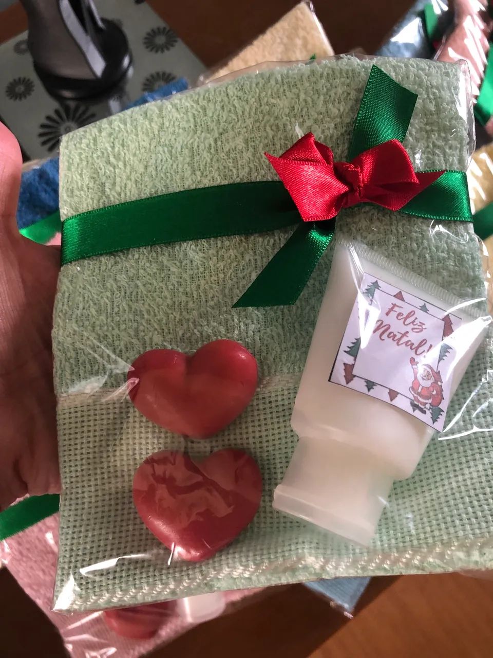 Presente para datas e pessoas especiais - Kit toalha de lavabo, creme de mão e sabonetes  - Foto 4