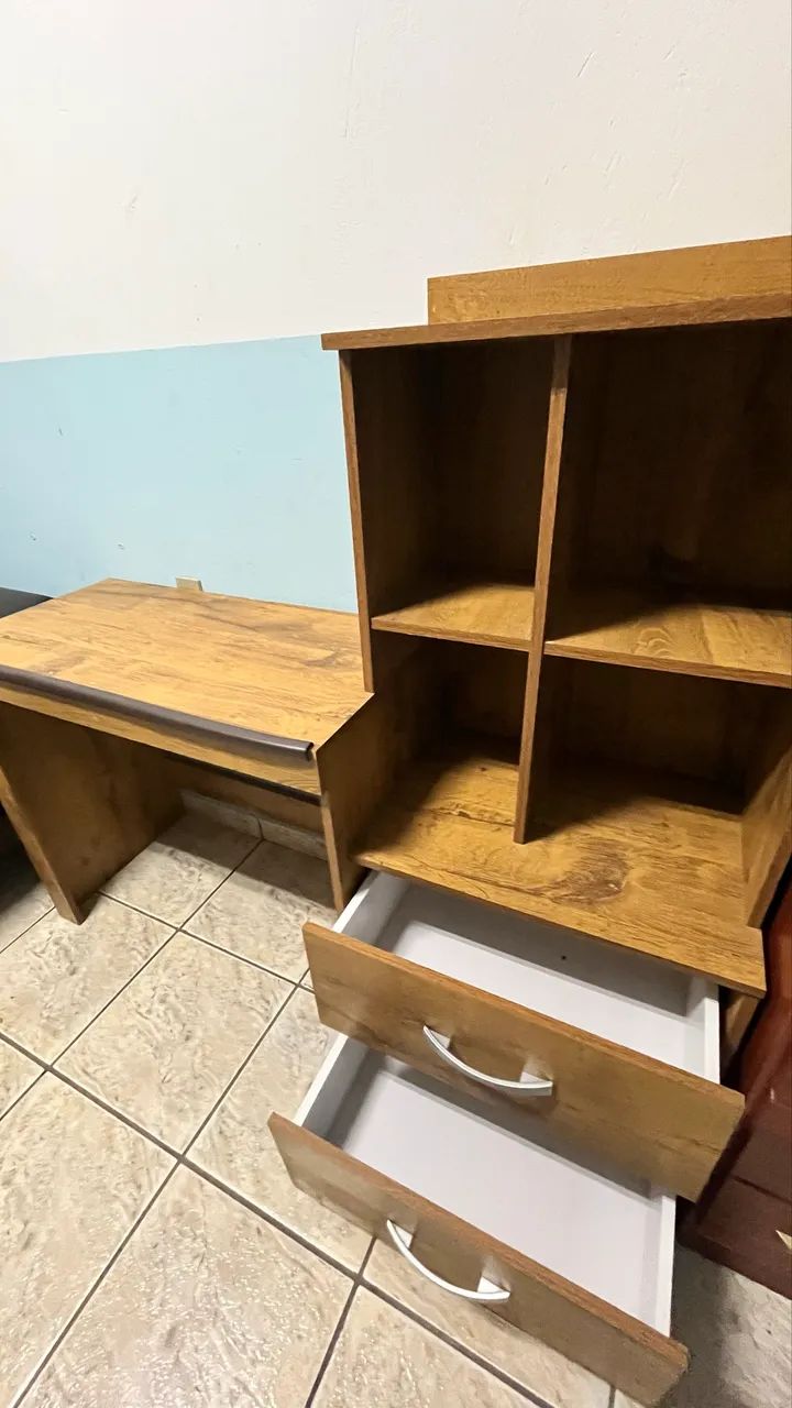 Vendo mesa de escritório com gaveta e nicho