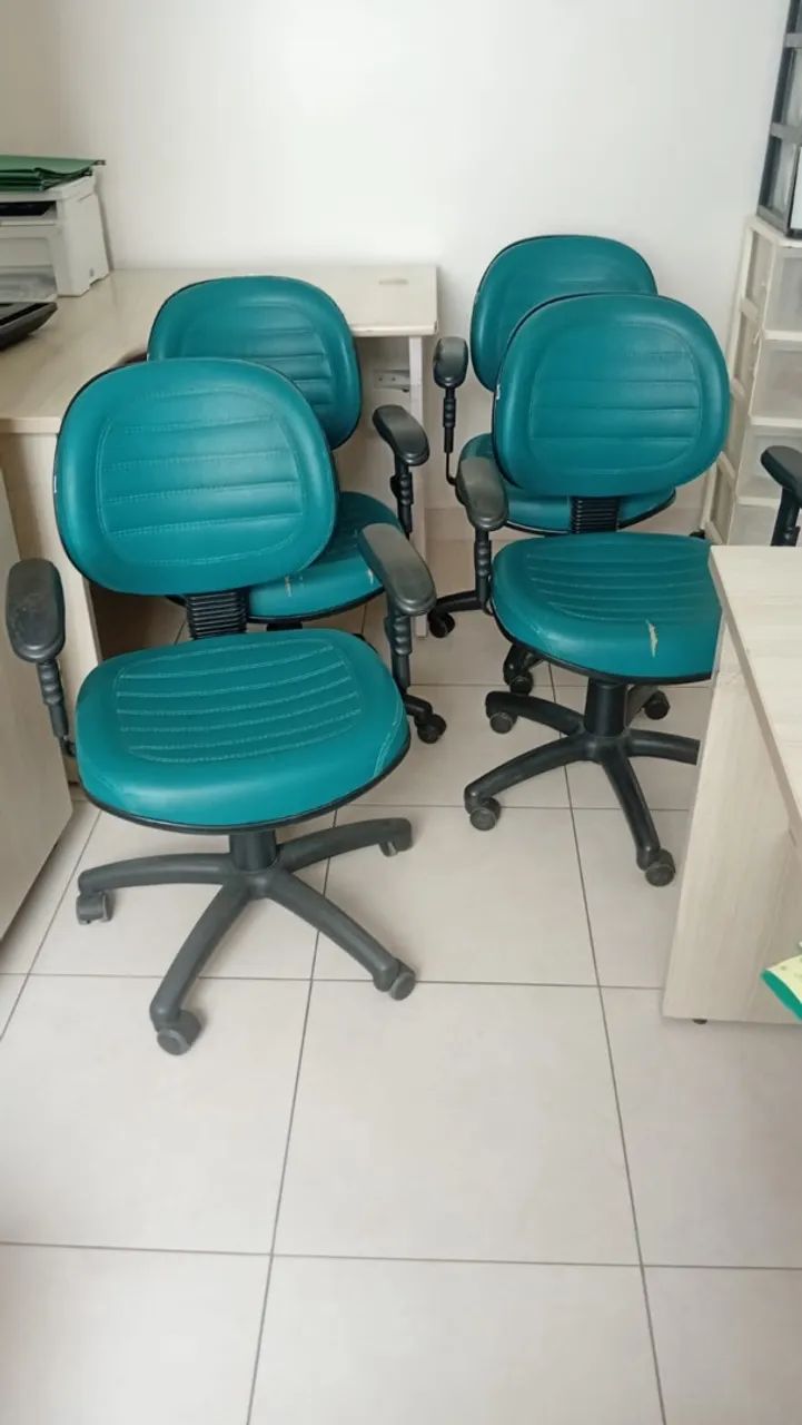 Vendo cadeiras escolares conservadas - Foto 2
