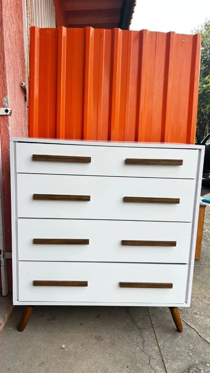 Cômoda com pés palito Seminova