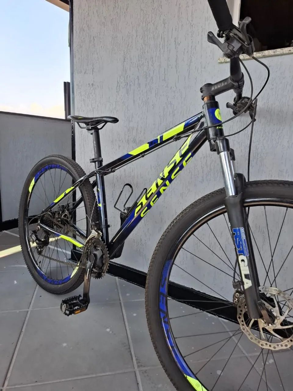 Mountain Bike Sense One Aro 29 usada - acompanha capacete