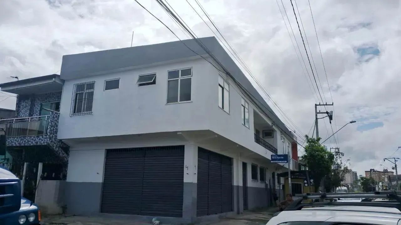 Prédio de esquina na Tv. Djalma Dutra próx. a Rua Curuçá.