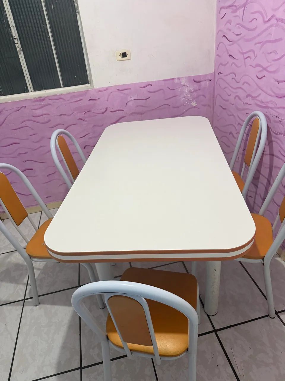 ? Mesa com 5 cadeiras à venda! 