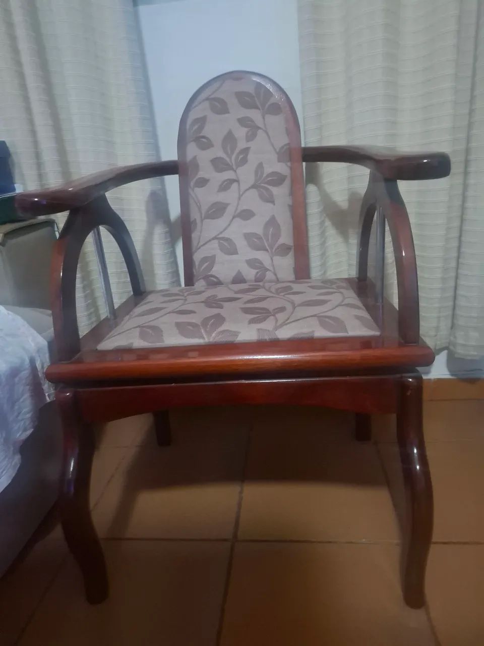 Poltrona estofada em madeira laqueada - Foto 3