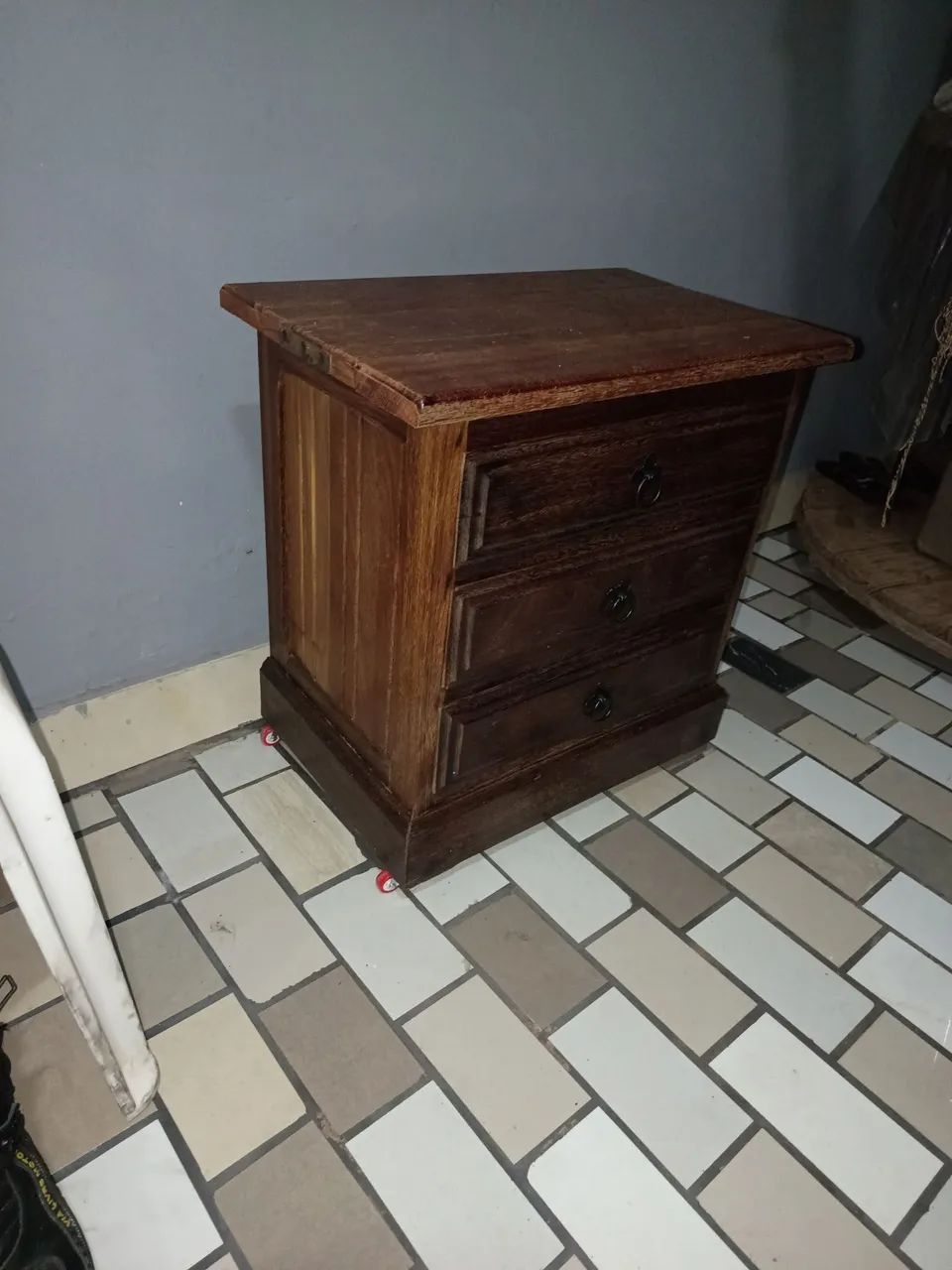 Mesinha de quarto muito elegante 