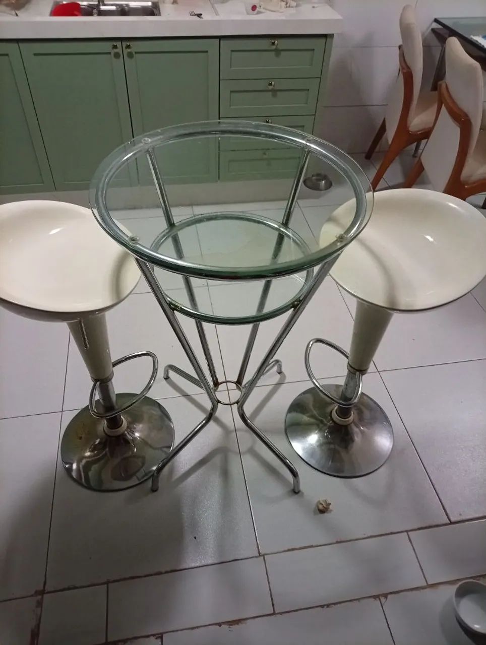 Mesa bistrô de vidro + 2 banquetas giratória  - Foto 2