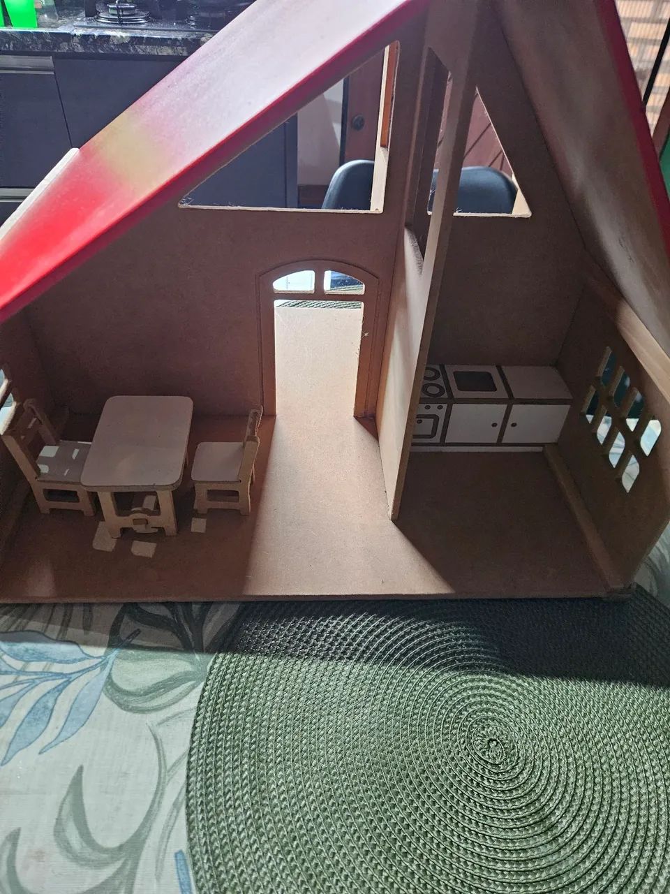Casa de bonecas, de madeira, em bom estado - Foto 3