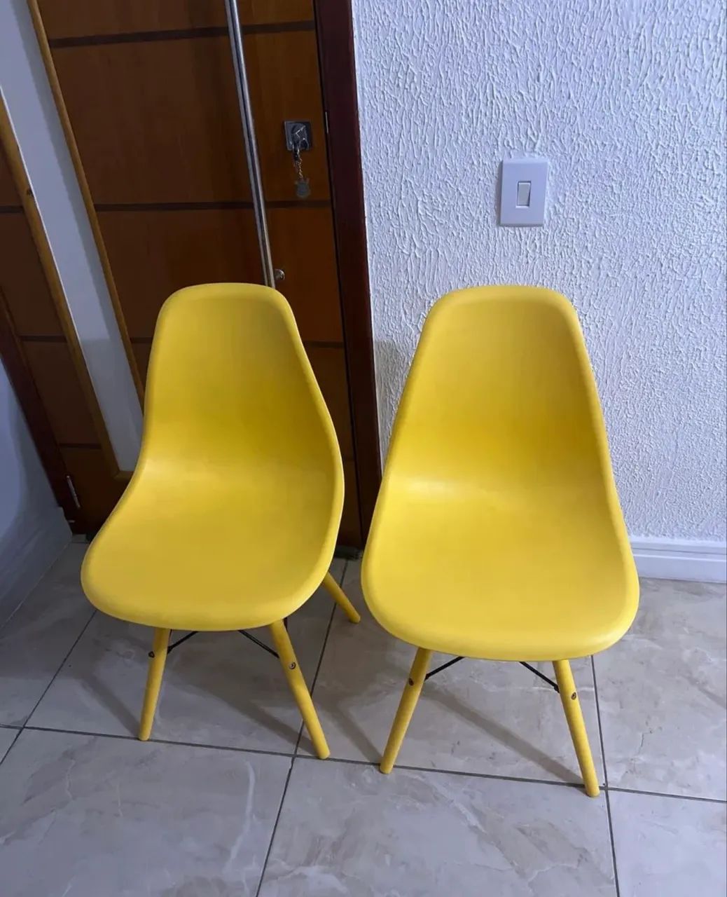 2 cadeira amarelas 