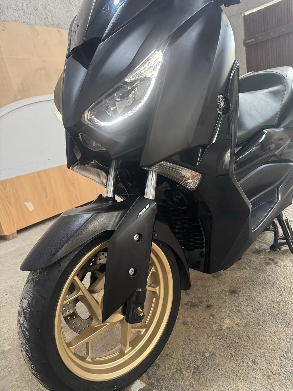 Xmax 2021 com 9900km 