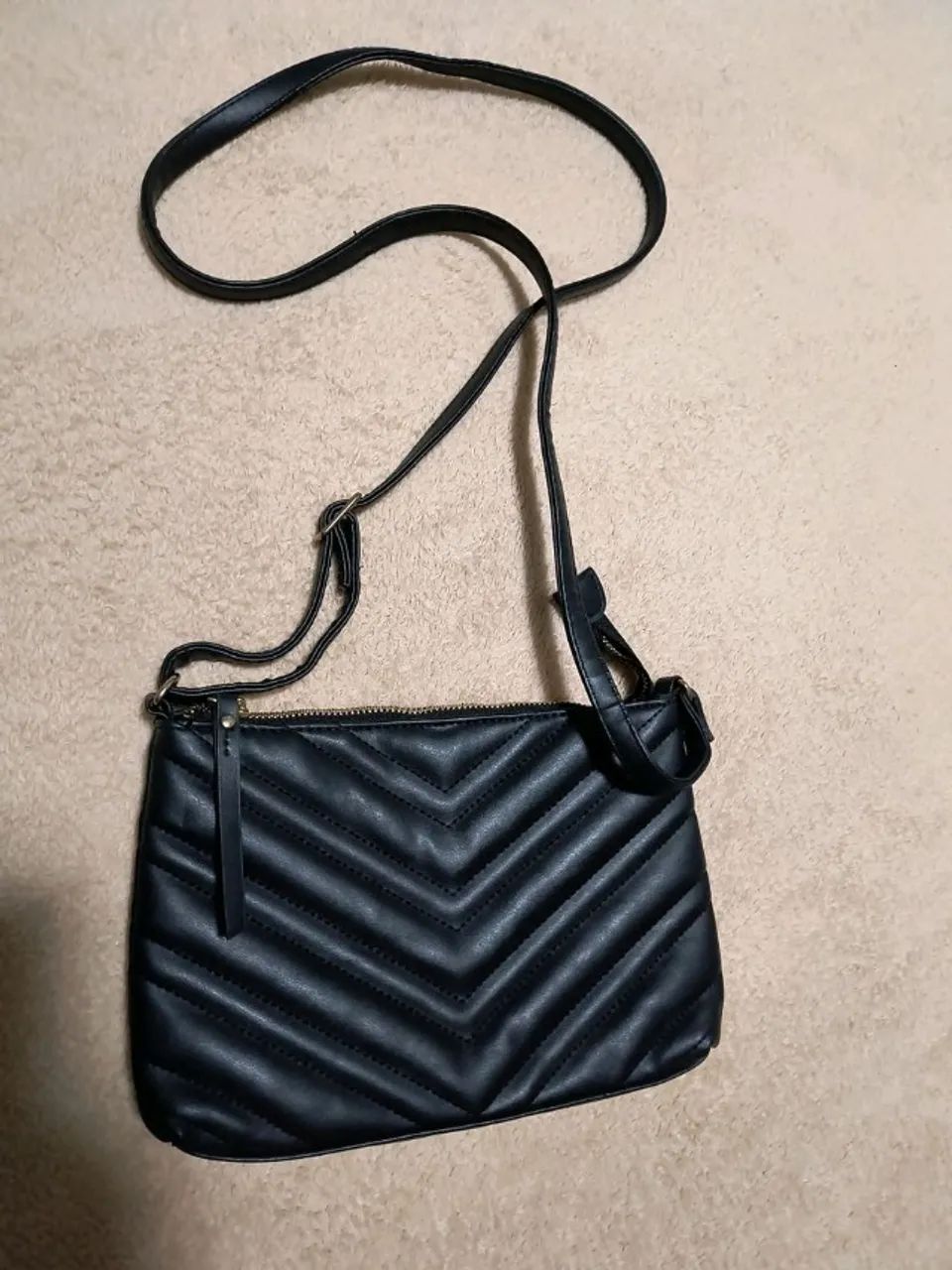 bolsa transversal preta acolchoada - Foto 3