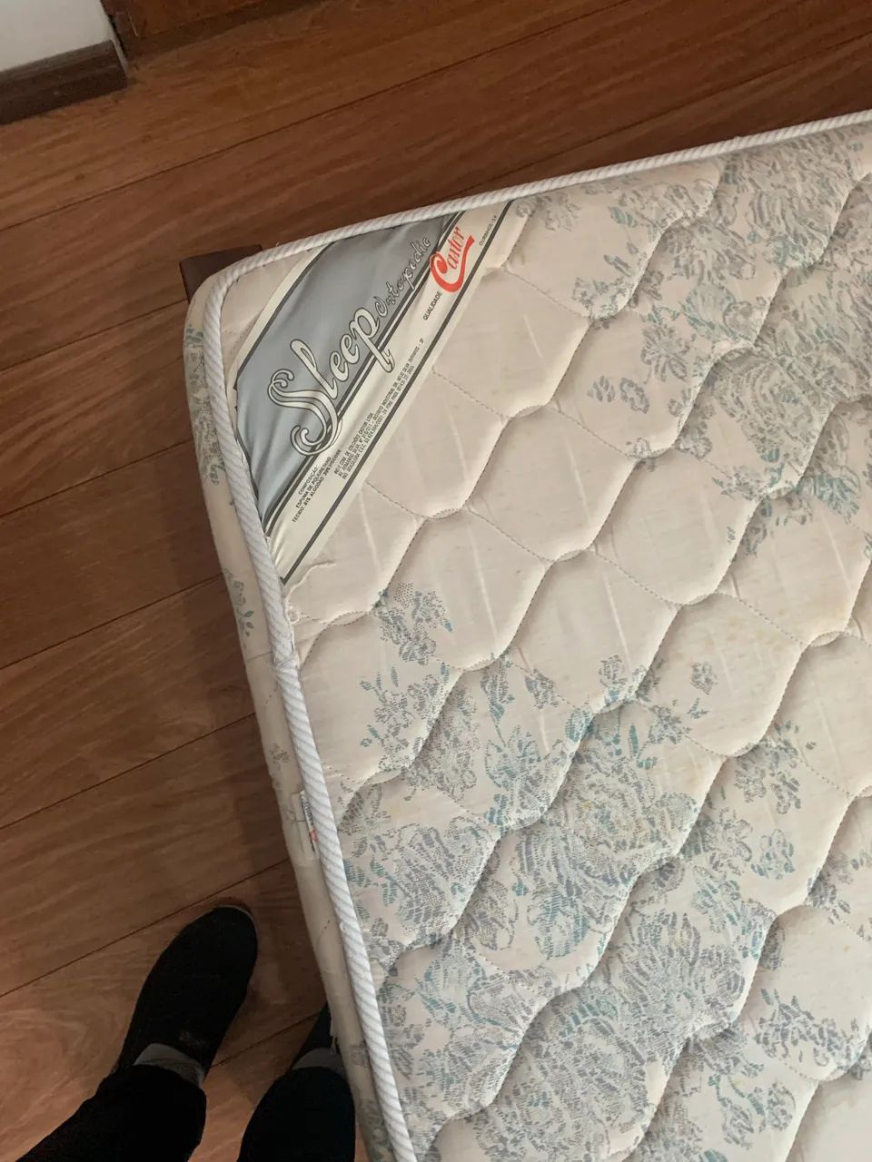 Oportunidade única.Cama de solteiro madeira maciça, imbuia com colchão. - Foto 5