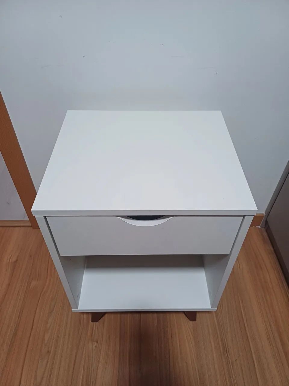 Mesa de cabeceira Tok&Stok branca com gaveta