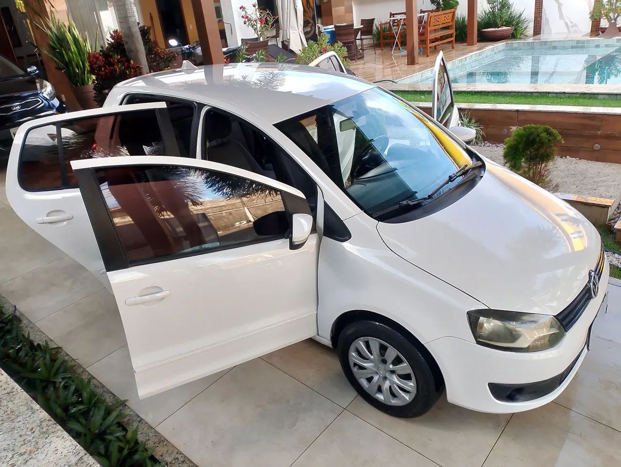 Volkswagen Fox Fox 1.0 Mi Total Flex 8V 5p 2013