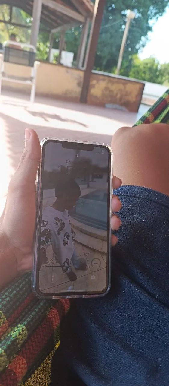iPhone 11 pro Max 100 bateria celular excelente para uso dura 1 dia bateria face id ? - Foto 2