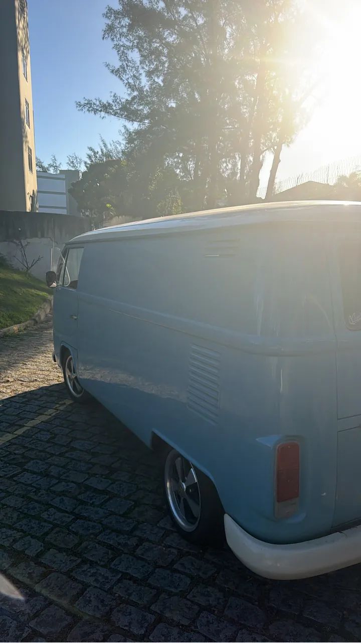 Mini ônibus azul 