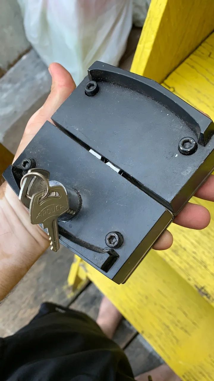 Fechadura e dobradiças