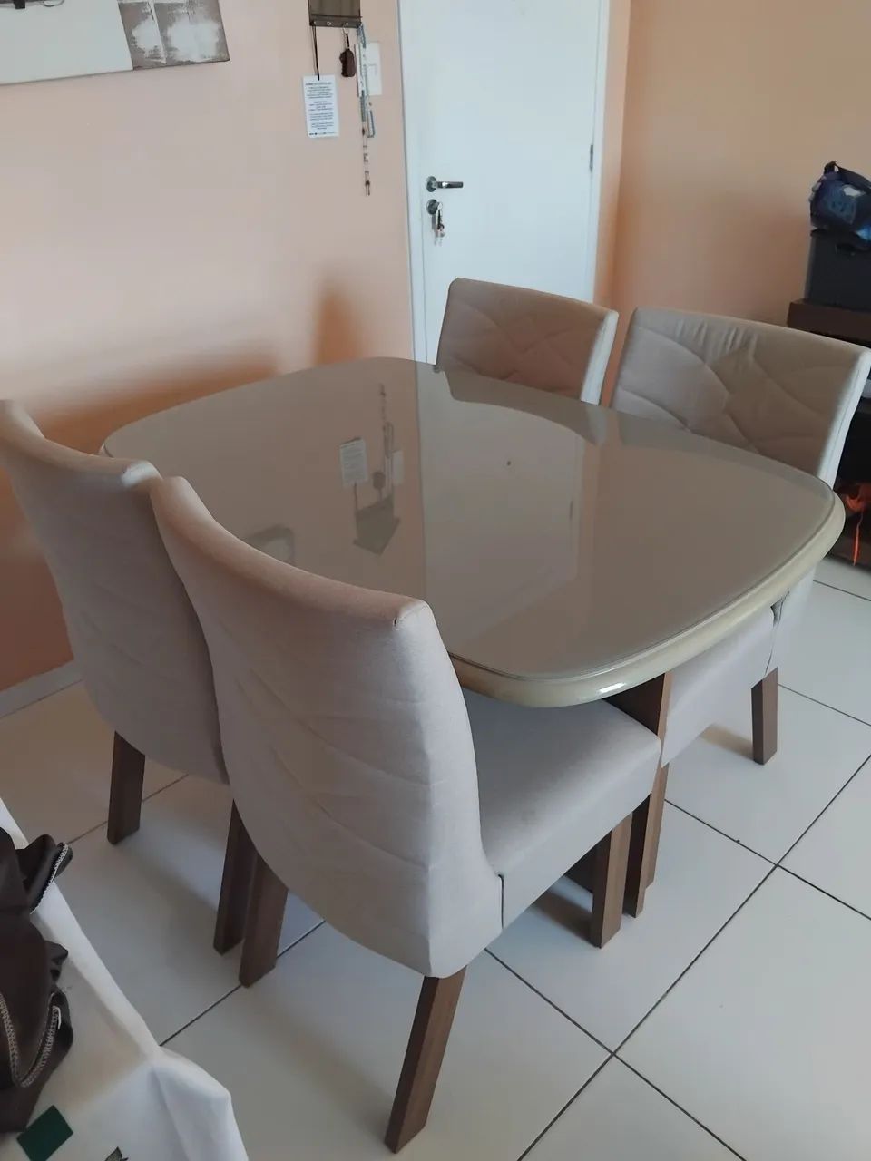 Mesa de Jantar Moderna com 4 Cadeiras e Quadro Decorativo  - Foto 4