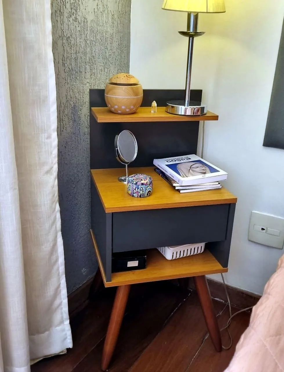 Mesa de Cabeceira Retrô Cinza com Amadeirado e Prateleiras - Foto 2