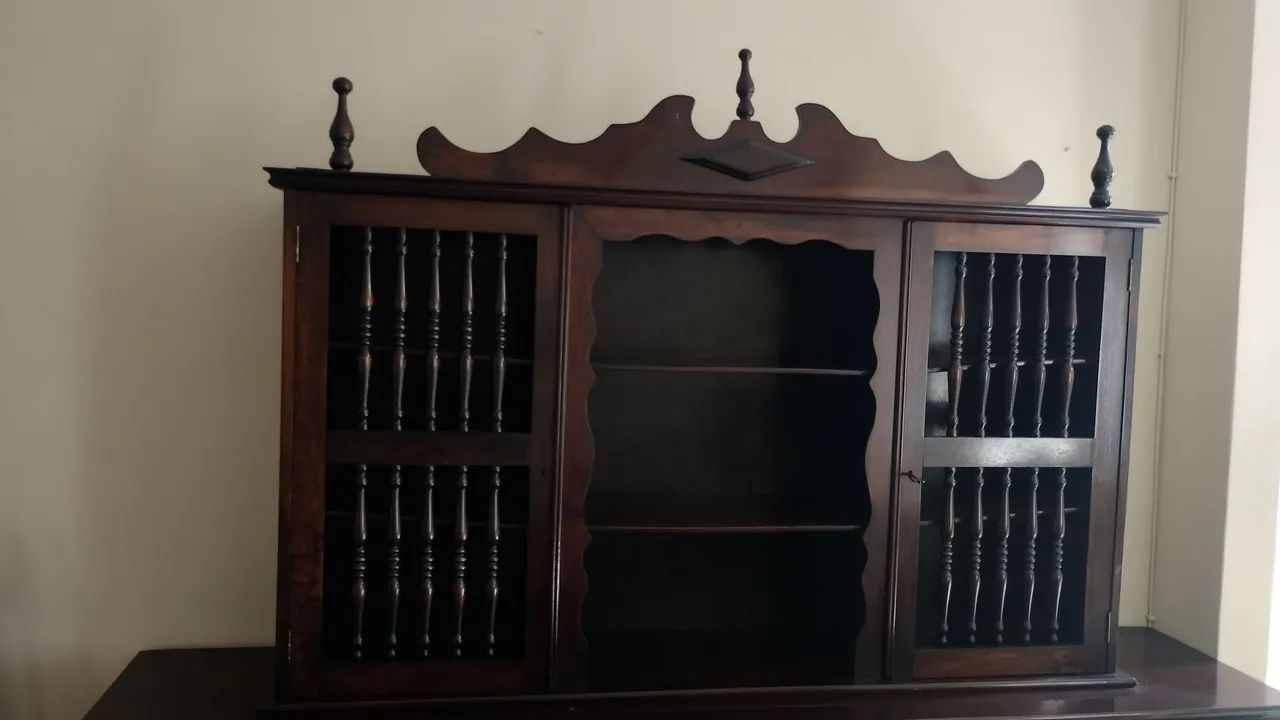 Buffet com mesa e cadeiras 