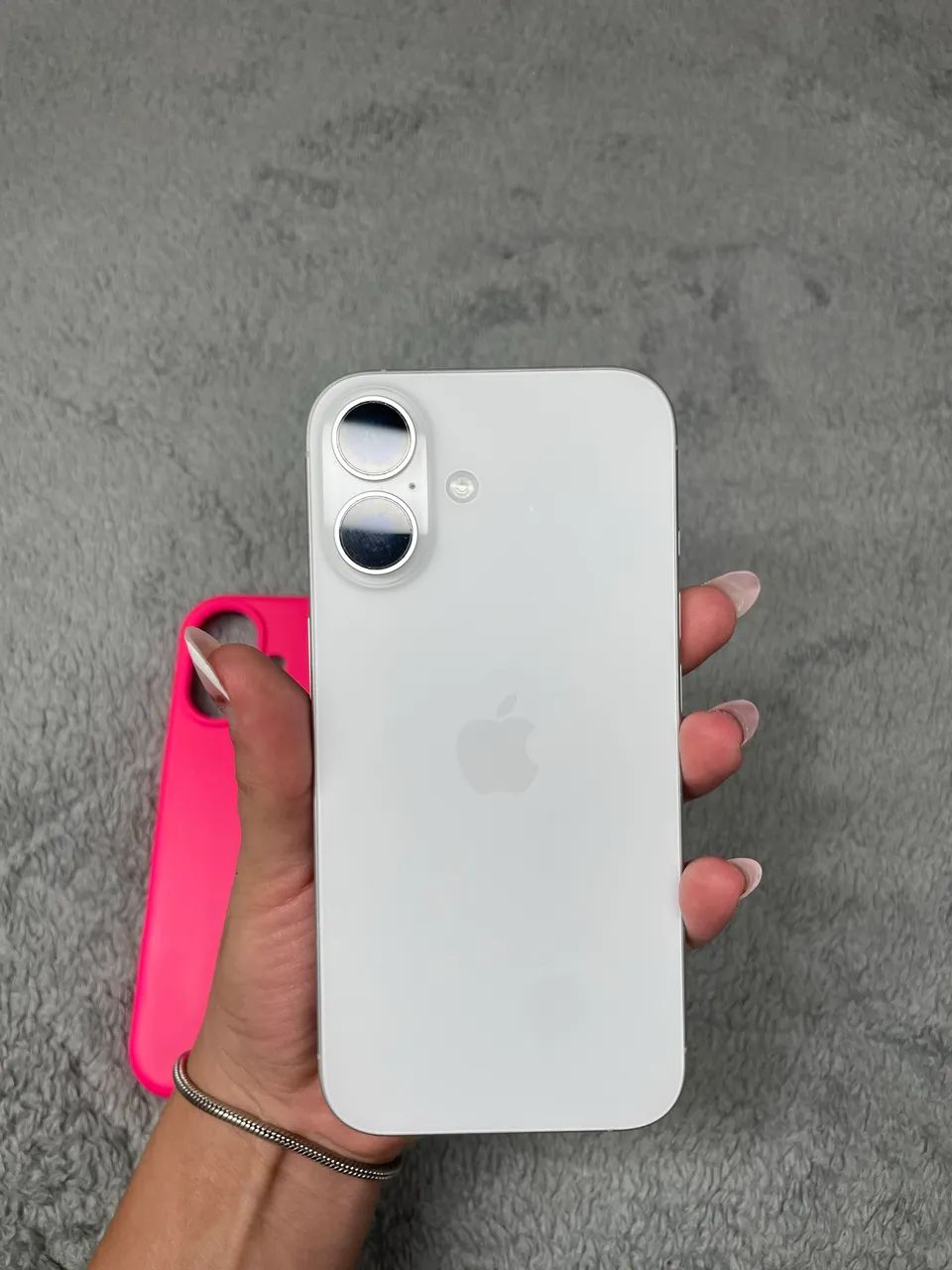 iPhone 16 Branco Semi Novo - Estado de Novo 