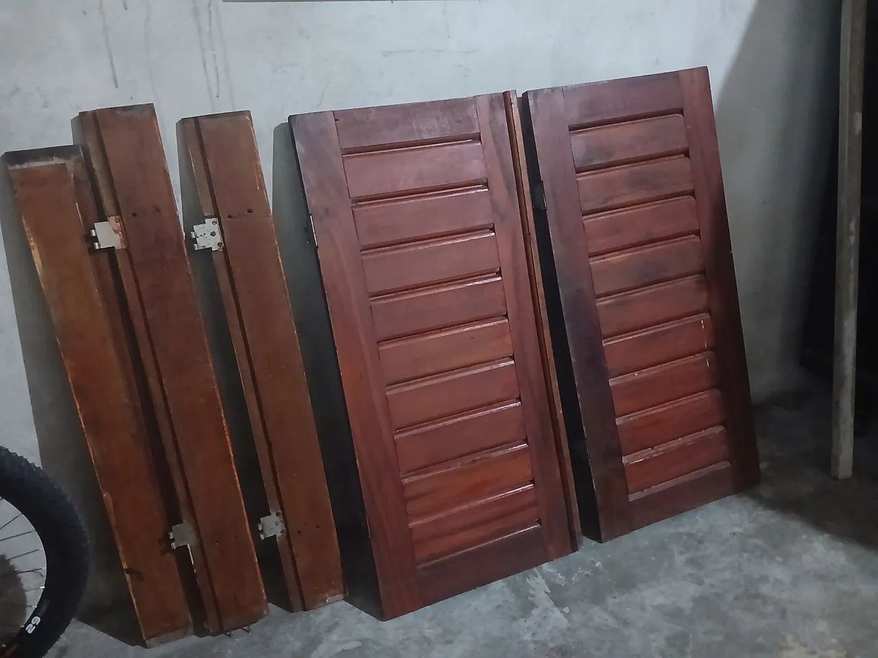 Selling complete window, dimensions: 1 meter in width and 1.10 meters in height