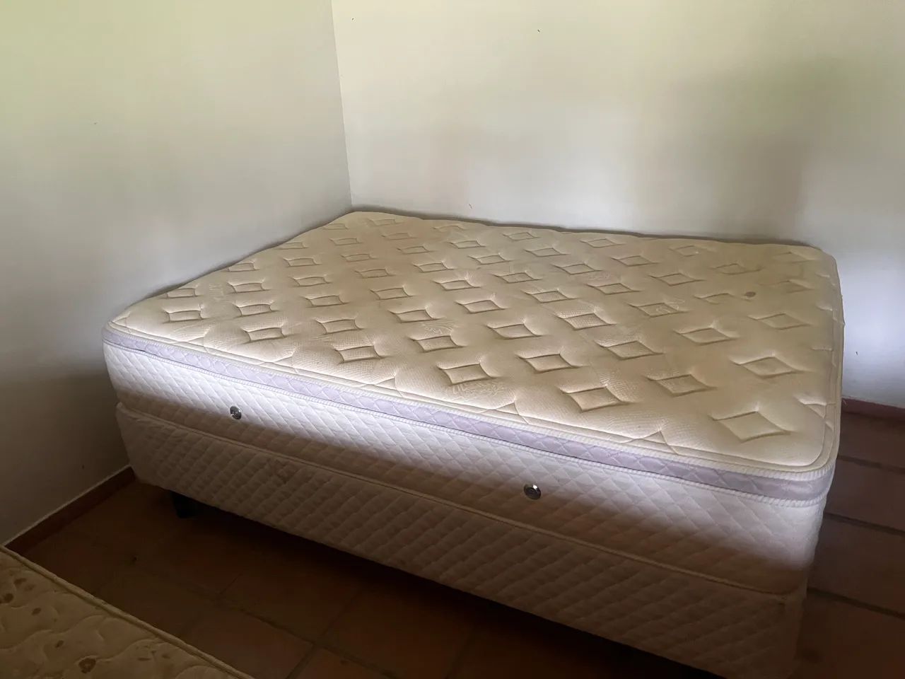 Cama box com colchão 