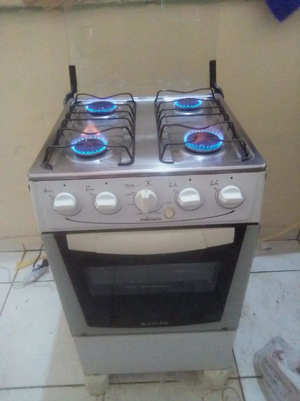 Vendo esse fogão elétrico 4 bocas funcionando perfeitamente 350 - Foto 2