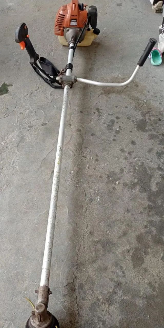 Uma roçadeira 
