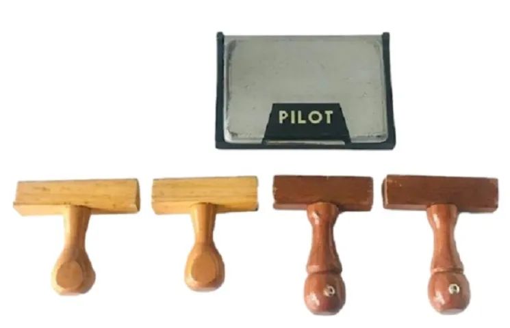 Kit com 4 carimbos em madeira e almofada - década de 1970