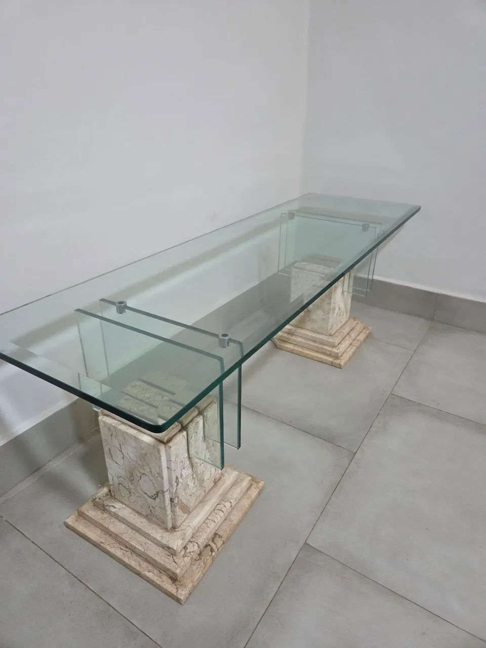 Mesa de Centro com Tampo de Vidro e Base em Pedra Natural