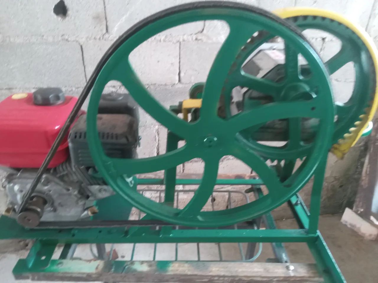 Vendo um engenho de cana  com motor gasolina 7.5 hp
