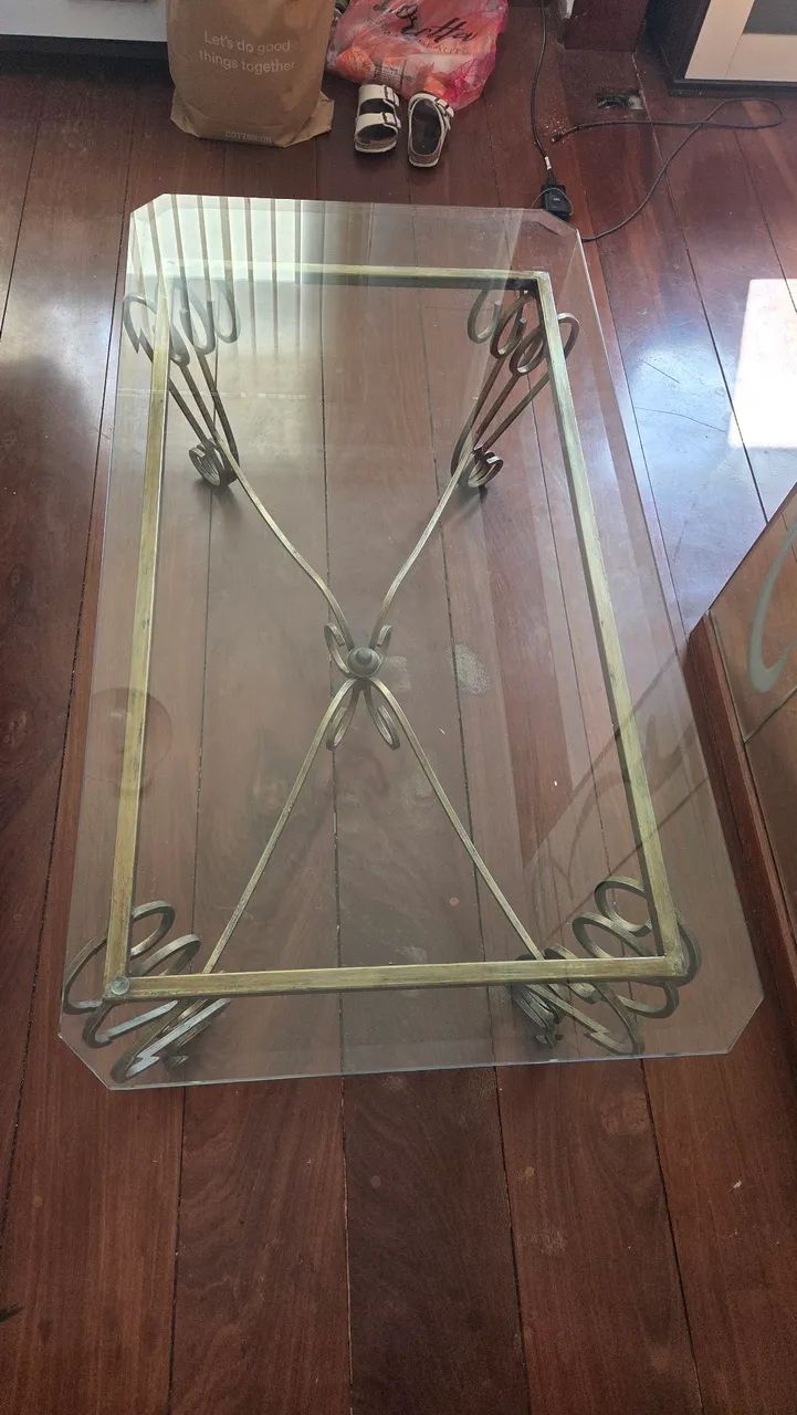 Conjunto mesas de centro e canto com pés de ferro e tampo de vidro.