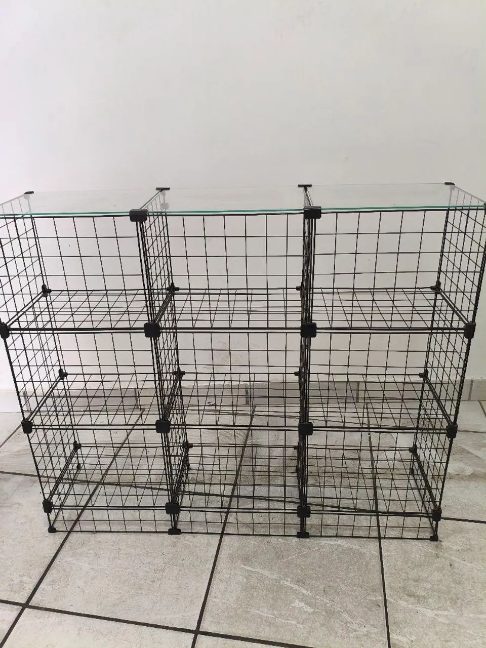 Balcão aramado com tampo de vidro