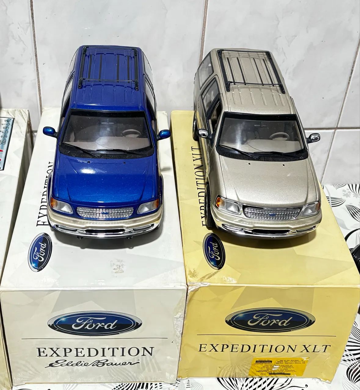 2 miniaturas Ford Expedition 1:18 ut models - Hobbies e coleções