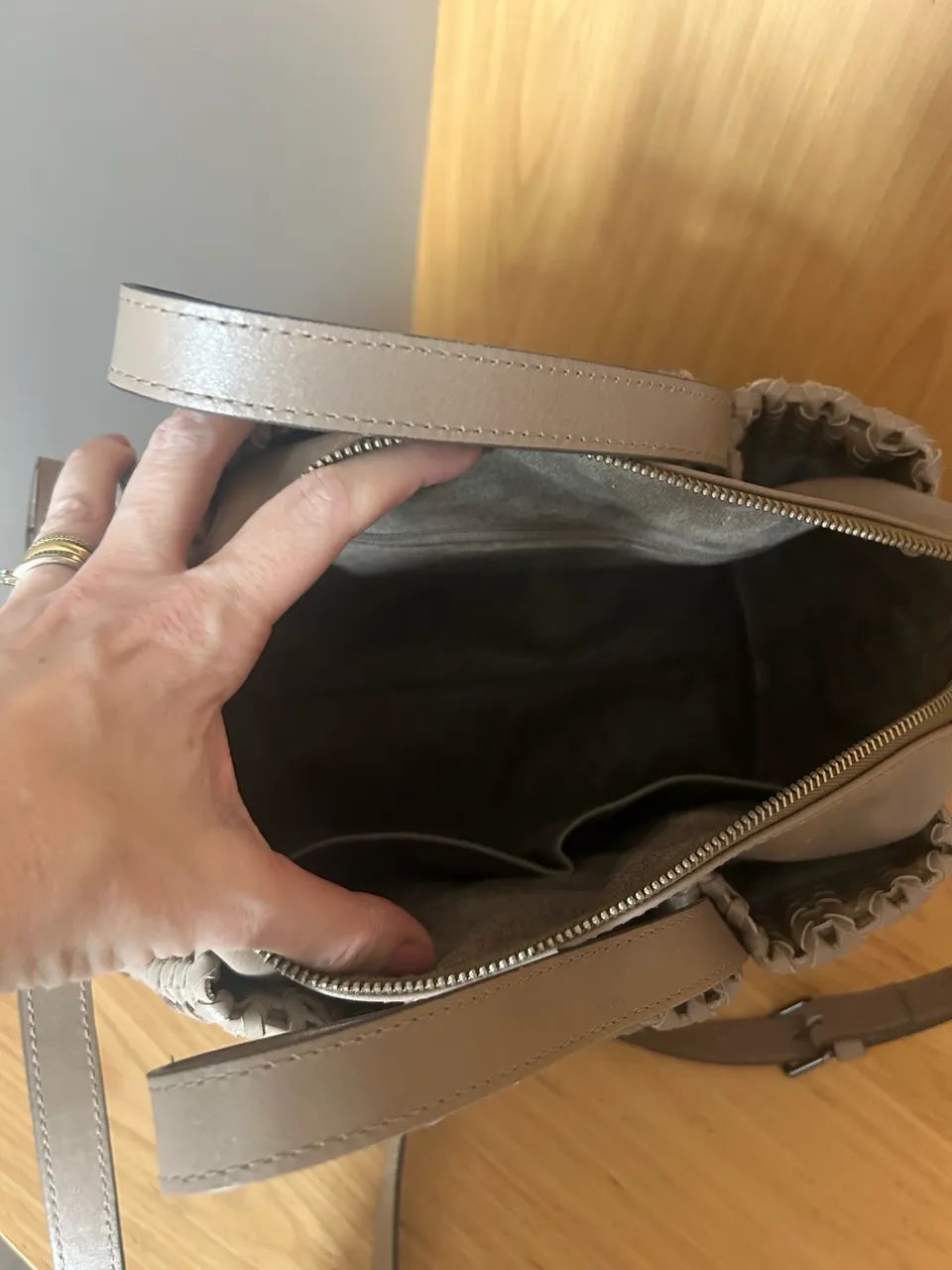 Bolsa 100% couro marca Elisa Atheniense - Foto 4