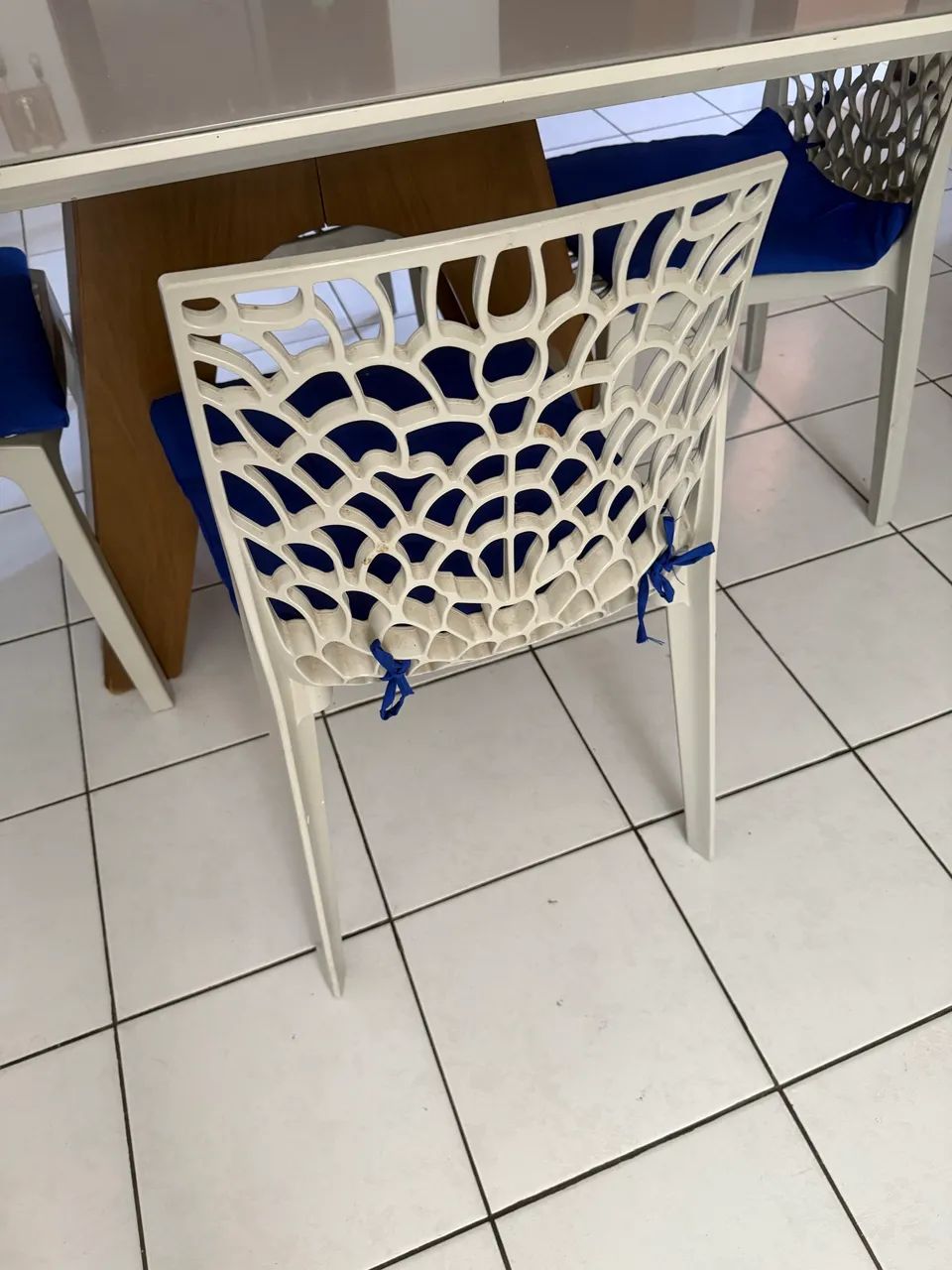Mesa laqueada com base mdf e 4 cadeiras  - Foto 3