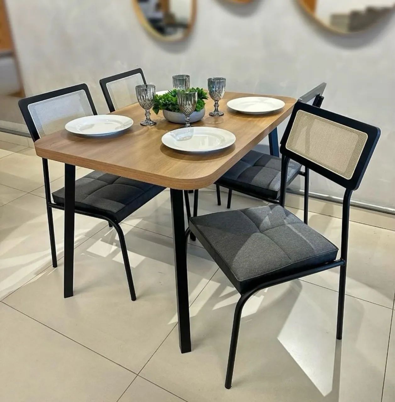 Mesa de Jantar Simples Moderna - Pronta Entrega 