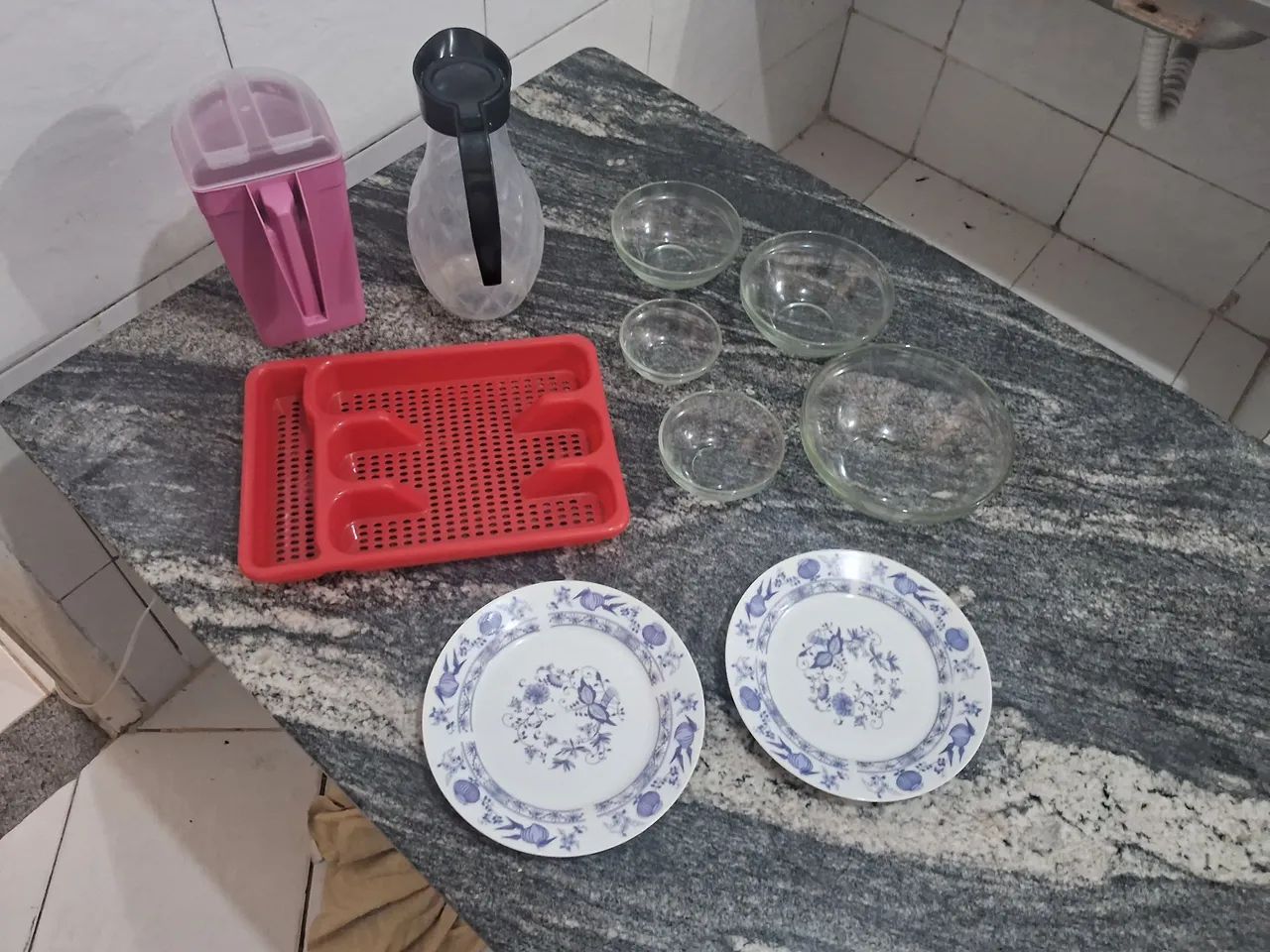 KIT COM 5 POTES, 2 JARRAS, ESCORREDOR E 2 PRATOS PEQUENOS