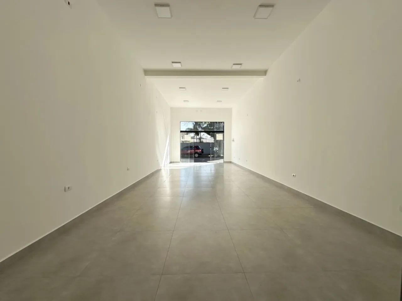Sala comercial para locação no Parque das Laranjeiras em Maringá - moderna, térrea e com e - Foto 3
