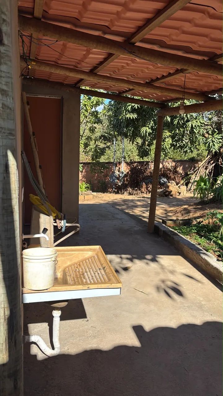 Vende-se chácara com casa e pomar.